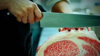 她刚拿起刀还没切，就被厨师长怒斥说太厚了！一口气看完高分电影《饥渴游戏》！