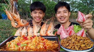 ส้มตำกุ้งเผาตัวใหญ่ๆ ตัวไหมทอดหอมๆ กับแหนมหมูต้มใหญ่ๆ