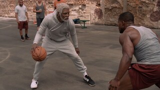 小伙被大爷嘲笑提出单挑，却不知大爷是NBA球星伪装的，乐子大了《德鲁大叔》