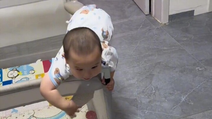Si bayi semakin lancar saja meloloskan diri; pagar di lantai sudah kehilangan fungsi aslinya dan kin