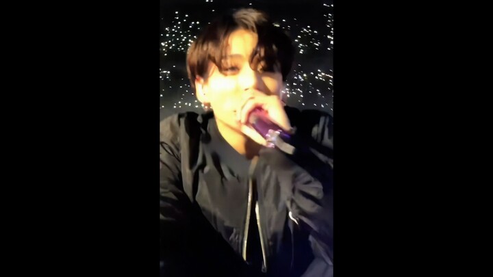 【Jung Kook】 Ngày hôm ấy, vì sao của tôi đã khẽ đậu lại trên tay tôi trong chốc lát, từ đó tôi chẳng 