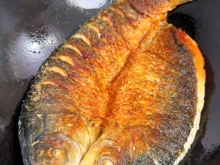 Homemade Crispy & Spicy Grilled Fish: All You Need Is a Cast-Iron Pan! Tender fish, perfectly infuse