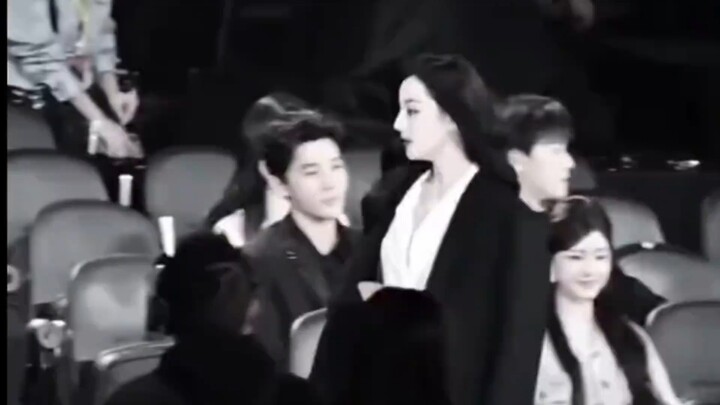 Vương lão ca hỏng, nơi nào có Địch Lệ Nhiệt Ba thì nơi đó có Vương An Vũ, tuyệt đối là...