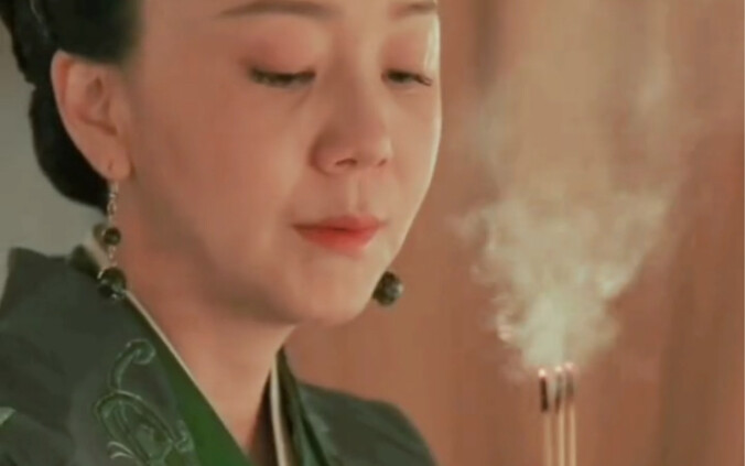 Tiểu Tần thị ngay từ đầu đã chẳng bao giờ nghĩ nhà họ Cố có thể yên ổn, nên bà chẳng mảy may quan tâ