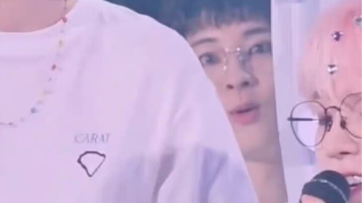 圆佑:OoO~!一个可爱小表情引的全场疯狂尖叫但不自知的懵懵小猫^ ^