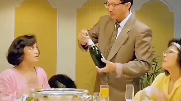 Hình thức quả thật rất quan trọng, cả Mai Diễm Phương cũng nâng ngực, haha