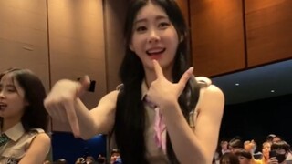 近距离一边教学一边鼓励的彩领