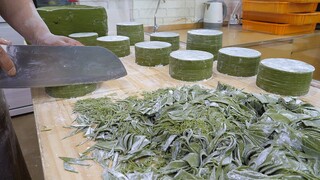 칼로 깎아 만드는 수제 만두피 달인 / dumpling skin cutting master - korean street food