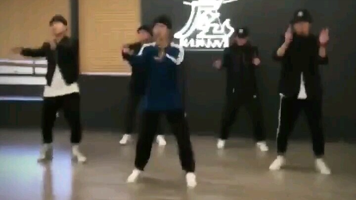 [Jackson Wang] Jackson Wang looks great dancing the DDU-DU girl group choreography too!