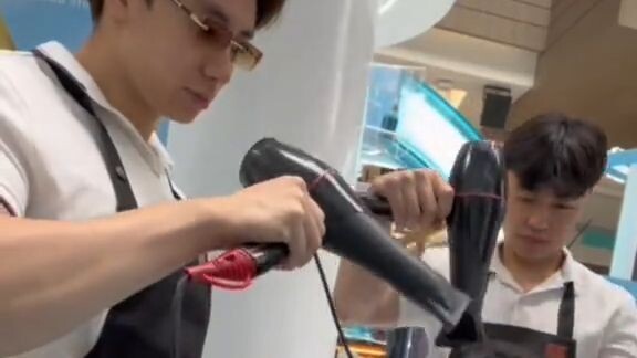 Lagi viral banget nih “kang salon ganteng”