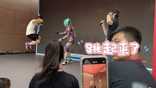 Bạn bè khiêu vũ tại buổi gặp mặt Blazer