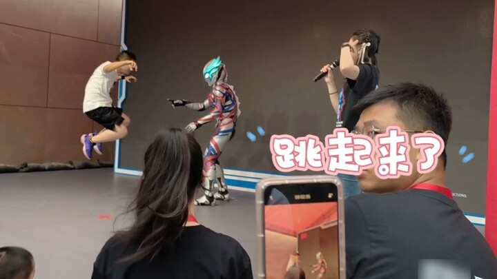 Bạn bè khiêu vũ tại buổi gặp mặt Blazer