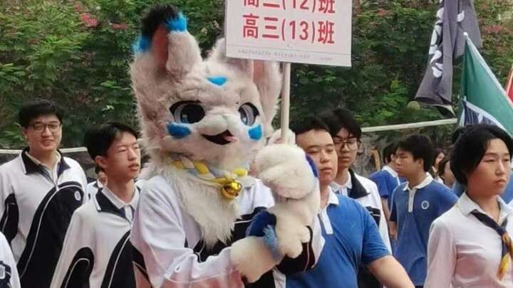 Kenapa acara olahraga sekolahku jadi kacau, tapi aku malah nggak bisa ketawa nihhh QwQ