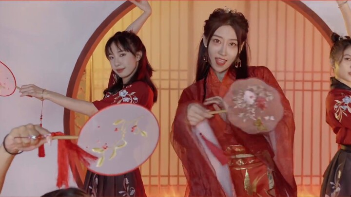 My dear, which one do you prefer, Jiangnan cheongsam or Hanfu beauty?