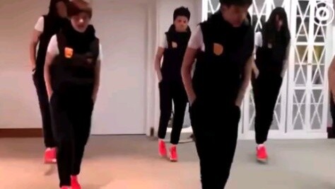 การแสดงความสามารถพิเศษของหวังซวง ตีลังกา + เต้นผี (ฉันชอบดูเธอเต้นมาก)