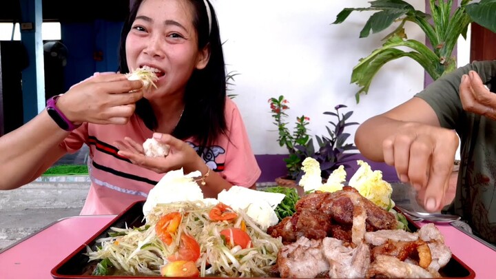 ส้มตำปูปลาร้าคอหมูย่างข้าวเหนียวค่ะคอหมูย่าง  ย่างใหม่ๆร้อนๆหอมมาก