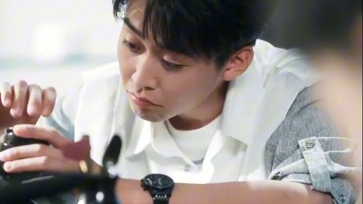 Seluruh keluarga diam-diam mendengarkan isi hati anak angkatnya, setelah terlahir kembali aku tertaw