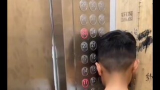 Cậu bé sau này sẽ tạm biệt thang máy rồi