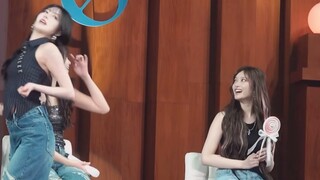 Li Rui menonton Jin Qiutian menari dari jarak dekat dan perlahan-lahan memperlihatkan senyum mesum y