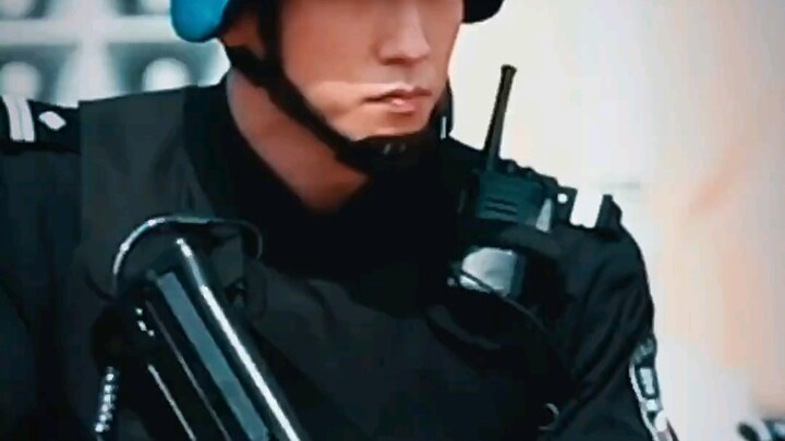 No one can spot Huang Jingyu, who “served” on the film set, within 10 seconds, right? After watching