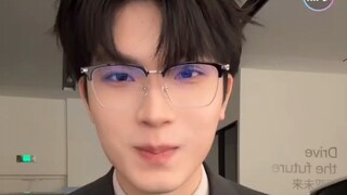 直播间秒封！！好大的官威啊！！！！极越主播怒批公司董事工资不发欠债不还！