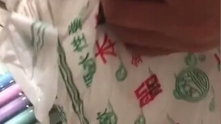 Một người phụ nữ mua nhu yếu phẩm hàng ngày theo nhóm và nghi ngờ mình nhận được giấy từ 20 năm trướ