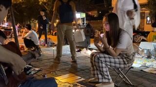 My brother gave 610 yuan directly to the pretty young lady who was selling stories at the stall. The