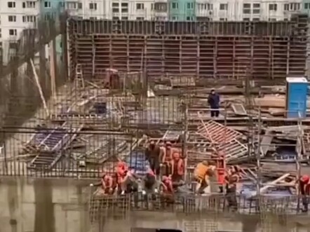 Mỗi đồng tiền kiếm được đều là đánh đổi bằng cả mạng sống, may mà có sự giúp đỡ của các anh em công 