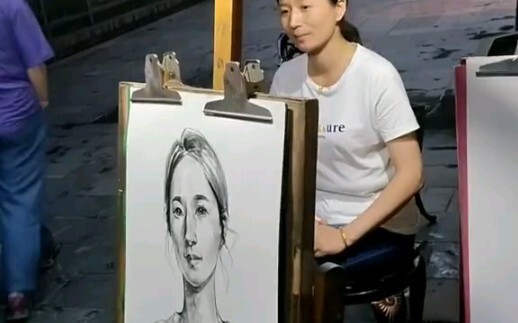 ศิลปินสเก็ตช์ภาพที่ตรอกกวันไจ๋ในเฉิงตู ชีวิตในฝันของคุณหลังจากเรียนวาดภาพคืออะไร? คิดยังไงกับการเป็น