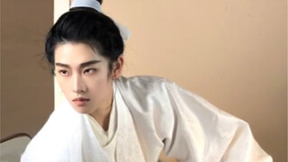 التقليد الجنسي | يا أهلي، ساعدوني في الاختيار، أي طقم مكياج وأزياء يناسبني أكثر...