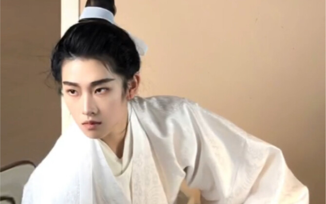 Menyamar jadi pria | Keluarga, tolong bantu aku pilih, mana yang lebih cocok buatku...