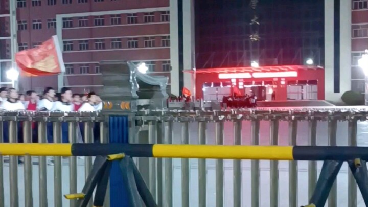 Có một fan nói rằng: “Mỗi sáng tôi đều chạy bộ buổi sớm đến Trường Trung học Tị Vương, rồi đứng nhìn