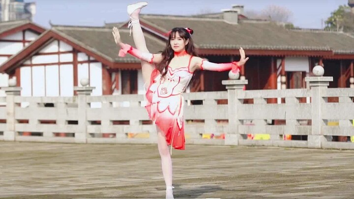 ให้เฮ่อชิงย้อนเวลากลับไปเมื่ออายุ 18 ปี และเต้นรำในแบบโบราณ แค่ถามดูว่ามันดูเหมือนเธอมั้ย