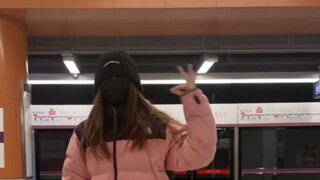 Mahasiswi melompat ke stasiun kereta bawah tanah dengan topi dan membuat masalah versi racun manis