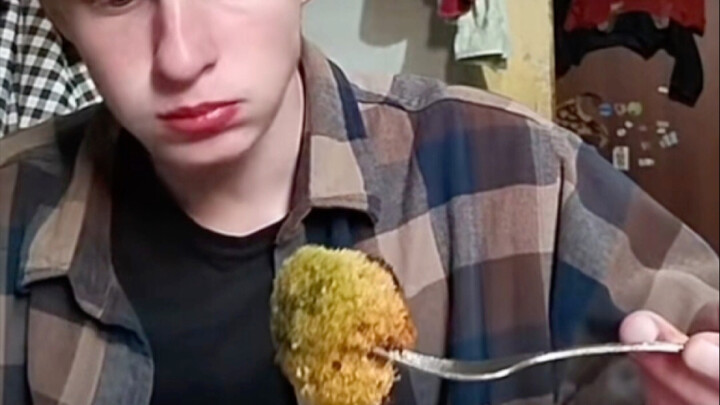 غداء طلاب الثانوية في الريف الروسي! لحم معلب مطبوخ مع البروكلي