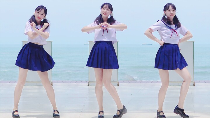 Gadis berseragam super manis di pantai! Musim panas~