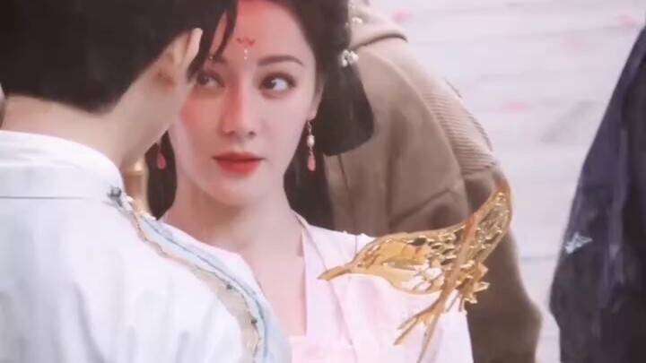Cái gì! Này nhóc, sao mày không cầm ô cho Vua Ma vào một ngày mưa và muốn cướp người kẹo của bà ta? 