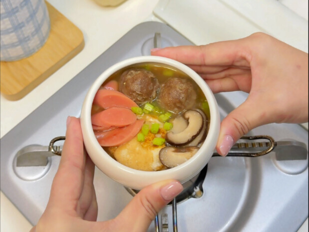 Critics question her tiny appetite: “This is just a normal person’s eating amount!”