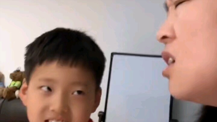 Một video mẹ mắng con vì không làm xong bài tập đã gây sốt, cư dân mạng: “Sao con bạn lại chẳng biết
