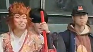 重庆taxi漫展 小孩哥被制裁，看的我嘴角都压不住了，爽爽爽，太爽啦