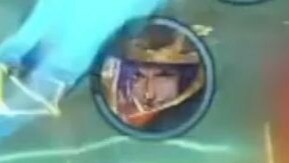 Đừng làm anh trai Kai của cậu cười nữa.