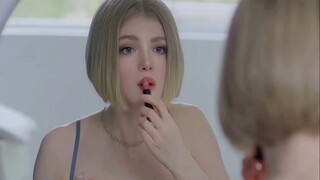 نجمة هوليوود الجديدة ذات الجاذبية إيلينا كومبوريس