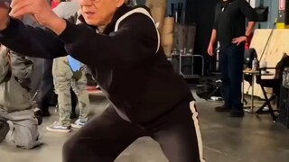 来看成龙大哥亲自运镜拍摄的视频