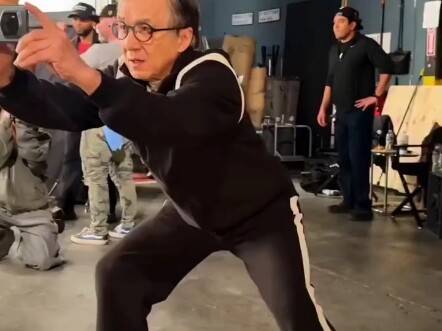 来看成龙大哥亲自运镜拍摄的视频