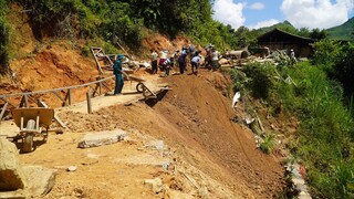 Đề Chơ vượt nắng thắng mưa lấp đất tiếp cận mặt đường băng băng về đích