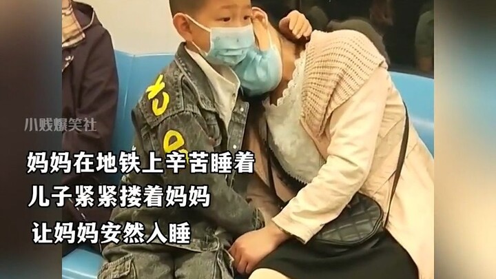 Check out the touching moments when children bravely protect their mothers