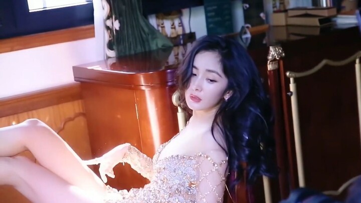 Leg Goals: Yang Mi & Han Xue in a Thigh-High Stockings Mashup — Who Can Handle This? Cool, Charming 