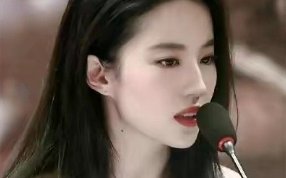 หลิวอี้เฟย: “&$%#。” เซี่ยหนาน: “อื้มๆ สวยมากเลย”