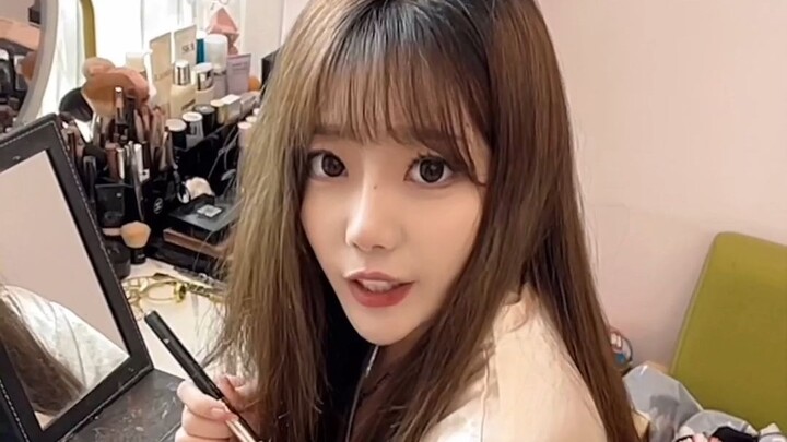 Pastinya pacar kalian nggak bakal bikin kalian nunggu waktu dia lagi makeup, kan?
