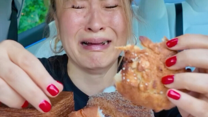 Vừa ăn bánh bao vừa xúc động mạnh